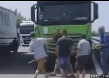 Pazarac preticao kolonu na Horgošu, vozači pokušali da ga zaustave on potegao nož