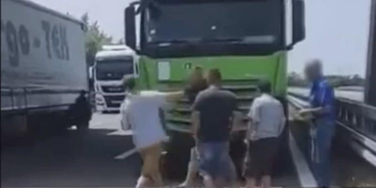 Pazarac preticao kolonu na Horgošu, vozači pokušali da ga zaustave on potegao nož
