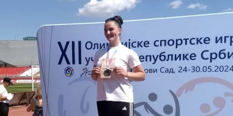 Brodarevo: Emina Munezinović osvojila zlatnu medalju u bacanju kugle, treći put