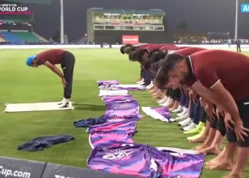Reprezentacija Afghanistana u kriketu obavlja namaz VIDEO