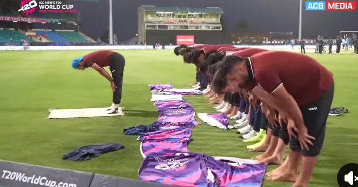 Reprezentacija Afghanistana u kriketu obavlja namaz VIDEO
