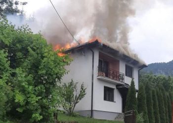 Jako nevrijeme zahvatilo Prijepolje, grom udario u kuću i zapalio je