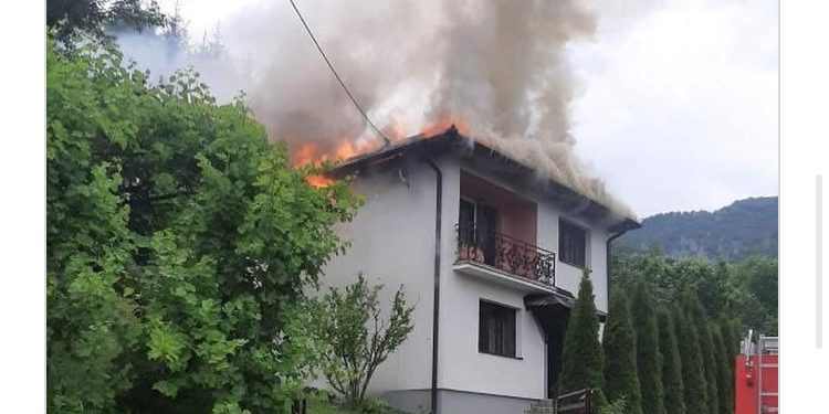 Jako nevrijeme zahvatilo Prijepolje, grom udario u kuću i zapalio je