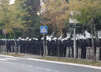 Upucan pripadnik žandarmerije ispred izraelske ambasade