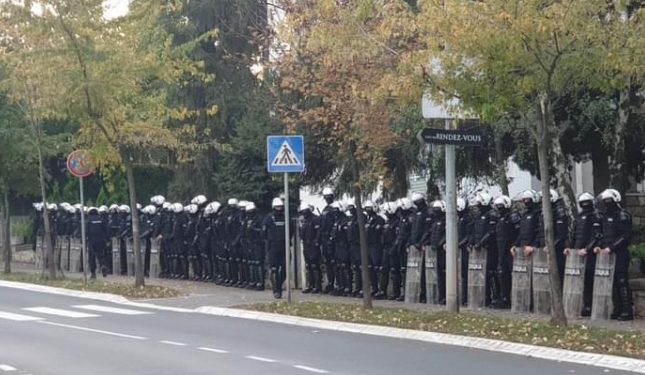 Upucan pripadnik žandarmerije ispred izraelske ambasade