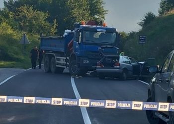 U sudaru kamiona i automobila jedna osoba teško povređena