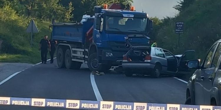 U sudaru kamiona i automobila jedna osoba teško povređena