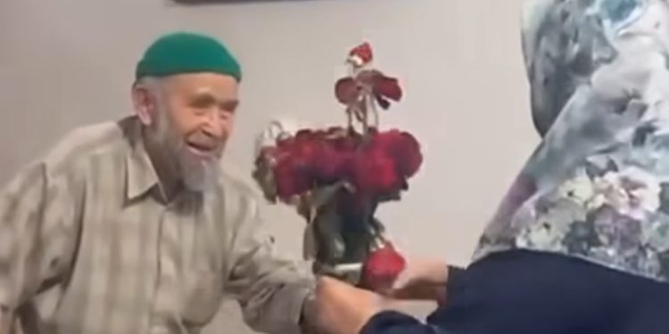 Prava ljubav nezna za godine, ona traje do kraja života. Pogledajte video