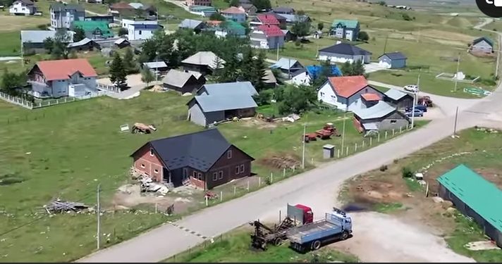 Selo Boroštica u letnjim bojama, pokošenim livadama VIDEO