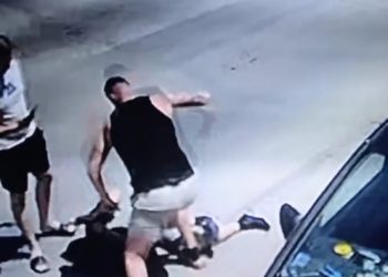 Video snimak napada na Ugljanina, jedan brat tuče drugi snima