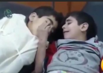 Palestinski ranjeni dječak se oprašta od poginulih brata VIDEO