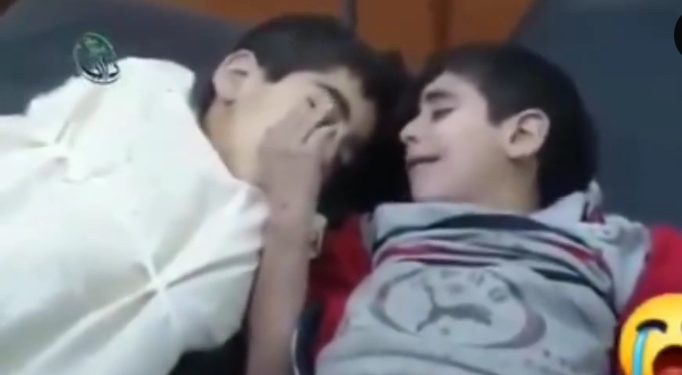 Palestinski ranjeni dječak se oprašta od poginulih brata VIDEO