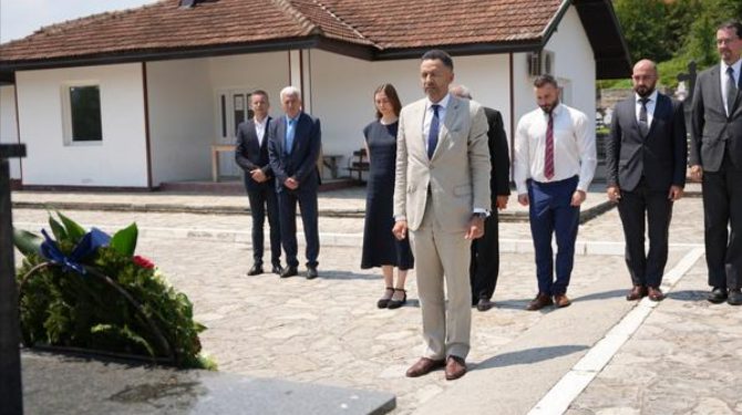 Delegacija EU u Bratuncu odala počast vojnicima RS koji su počinili genocid