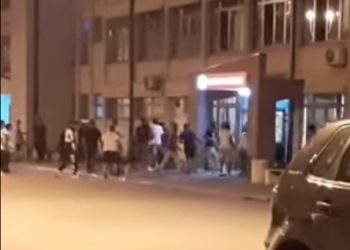 Masovna tuča dvije porodice, pet osoba povrijeđeno. Korišćene palice, mačete i motke
