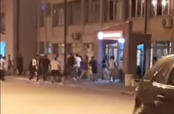 Masovna tuča dvije porodice, pet osoba povrijeđeno. Korišćene palice, mačete i motke