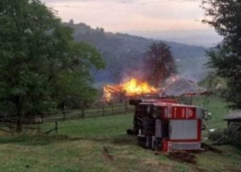 Vatrogasno vozilo izašlo na teren pa se prevrnulo, dvojica povređenih