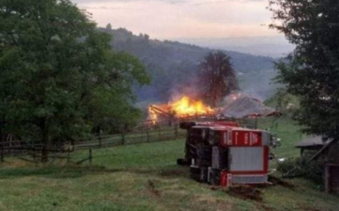 Vatrogasno vozilo izašlo na teren pa se prevrnulo, dvojica povređenih