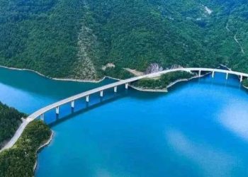 Bačena bomba na magistralnom putu pored Gazivoda, dva auta oštećena