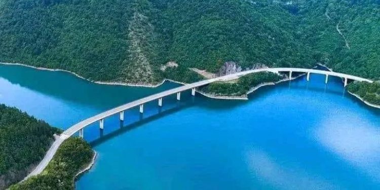 Bačena bomba na magistralnom putu pored Gazivoda, dva auta oštećena