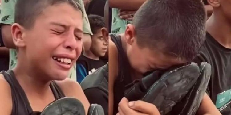 Gaza: Palestinski dječak grli obuću stradalog oca, cionisti ga ubili