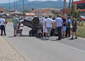 Auto završilo na krovu, pogledajte izvlačenje povređenih VIDEO