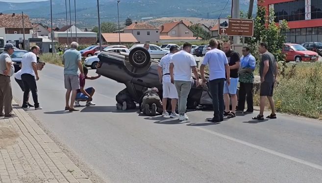 Auto završilo na krovu, pogledajte izvlačenje povređenih VIDEO