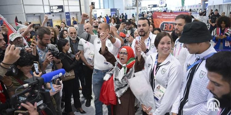 Palestinski sportisti stigli u Pariz na OI, ovacije i suze na aerodromu: “Živjela Palestina”