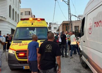 Izrael objavljuje da su  napadnuti i da je stradalo 10 a povređeno 37 osoba