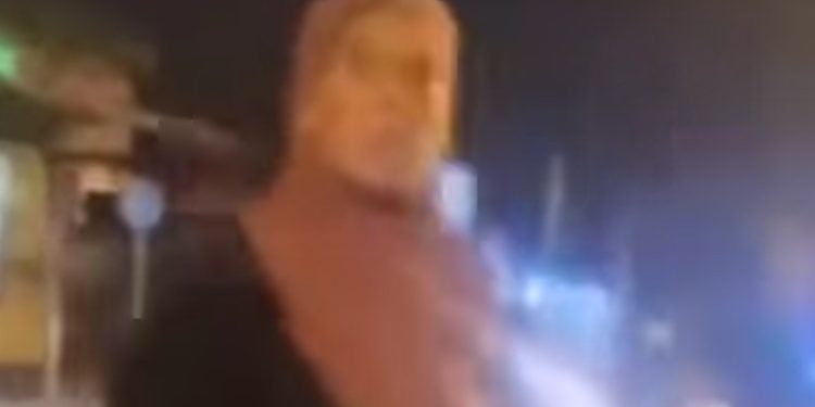 Pogledajte kako se ova hrabra muslimanka brani od novosadskih huligana