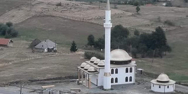 Danas sa džume namaza otvorena džamija u Pešterskom selu Tuzinje