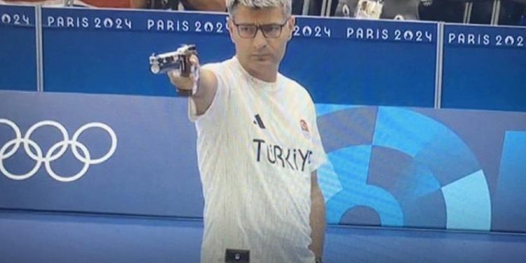 Turčin pokupio simpatije osvajanjem medalje na OI u gađanju pištoljem sa rukom u džepu