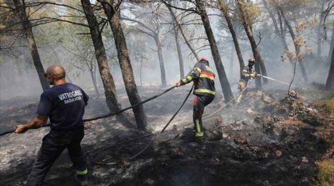 Vatrogasci se danima bore sa požarima u Crnoj Gori i Dalmaciji, ali kiša je pomogla