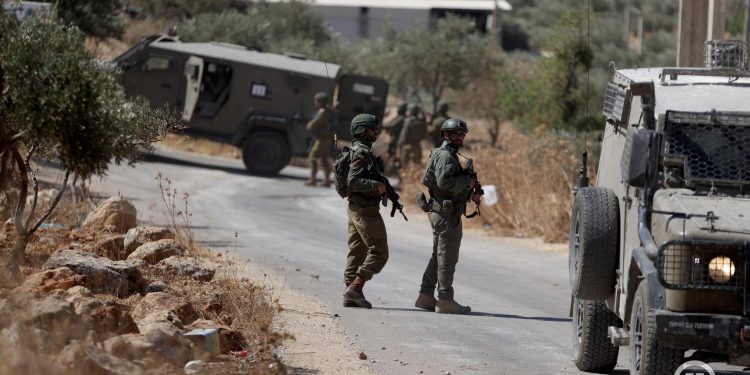 Izraelski zločinci izveli raciju na Zapadnoj obali, 17 Palestinaca uhapšeno a jedan ranjen