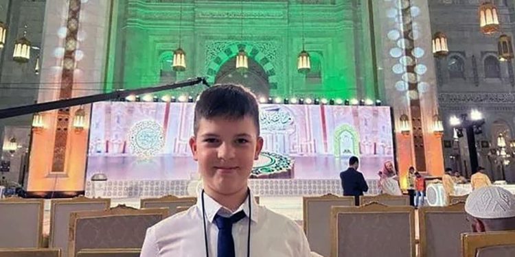 Najmlađi hafiz Enis Bašić na takmičenju učača Kur’ana u Mekki. Gotovo da nauči prijevod na bosanski