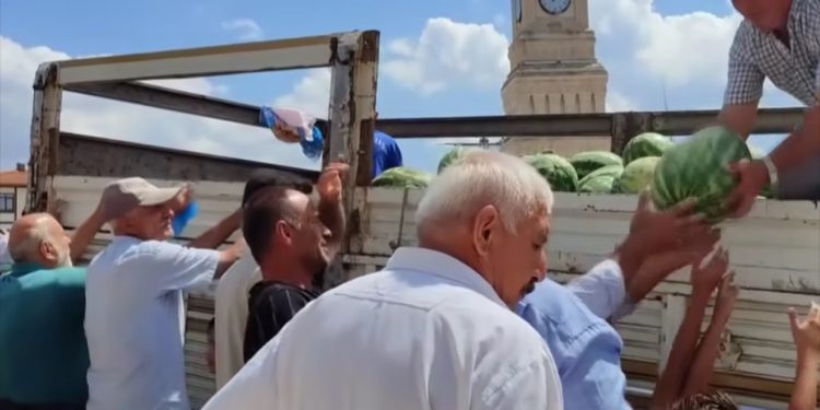 Dva brata, koji su bili prosjaci, podijelili su građanima 17 tona lubenica u humanitarne svrhe