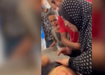 Palestinka pokušava oživjeti sina ubijenog bombardovanjem šatorskog naselja u Gazi