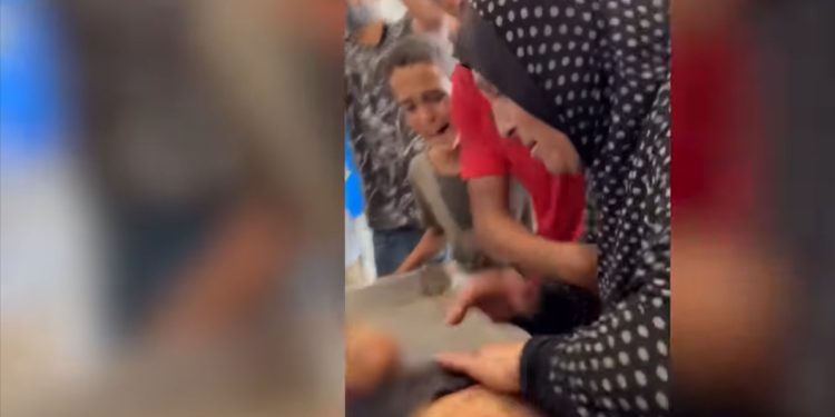 Palestinka pokušava oživjeti sina ubijenog bombardovanjem šatorskog naselja u Gazi