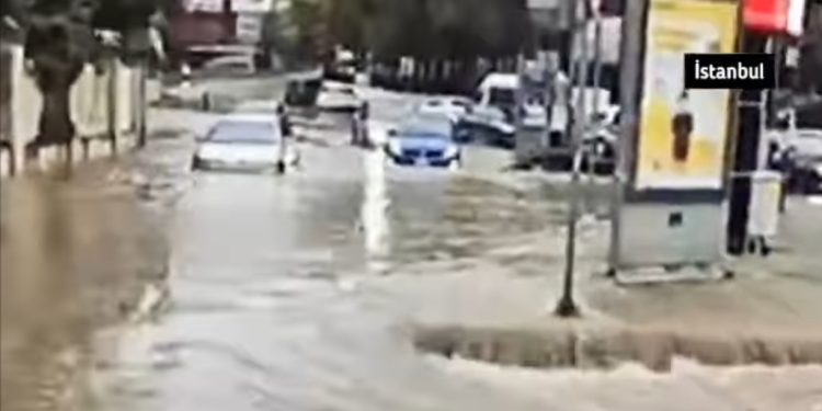 Jako nevrijeme zahvatilo Istanbul, poplavljene ulice i tornado VIDEO