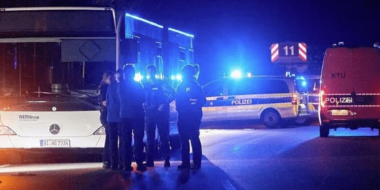 Njemačka: Žena izbola više osoba u autobusu, troje u kritičnom stanju