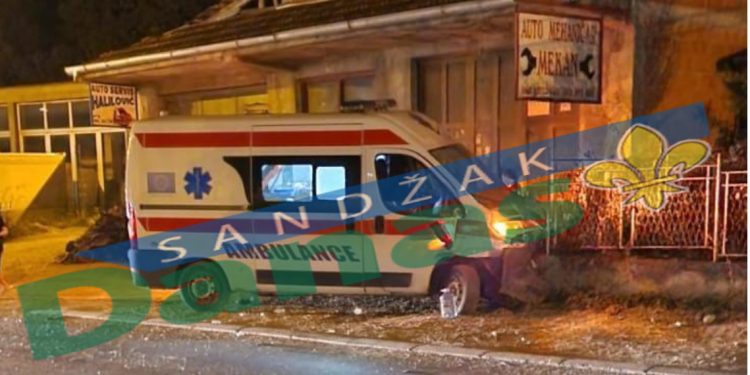 U naselju Selakovac hitna pomoć iz Tutina izazvala udes, troje povređenih