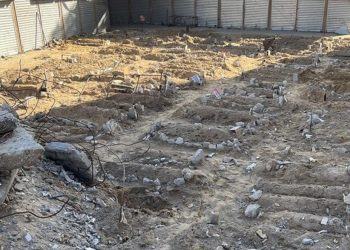 Pojas Gaze: Kontinuirani napadi i humanitarna katastrofa, u dvorišta sahranjuju svoje