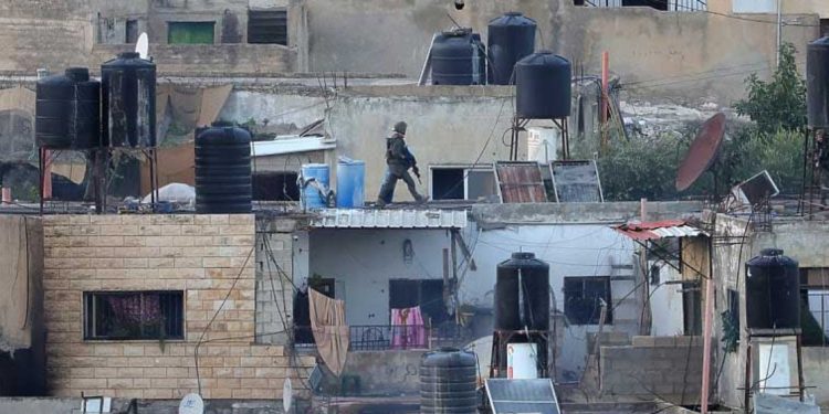 Cionisti bacaju tijela ubijenih Palestinaca sa krova zgrade
