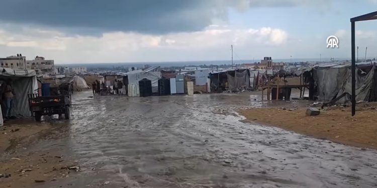 Teška  stvarnost raseljenih Palestinaca u Khan Yunisu, kiša i hladno vrijeme dodatno otežalo život