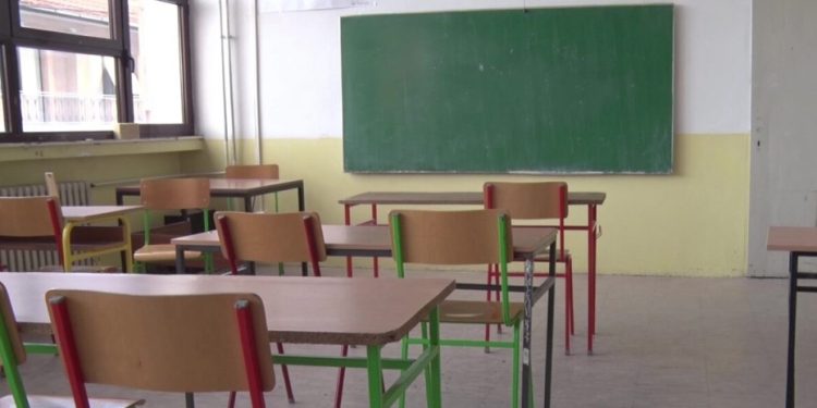 Štrajk prosvetnih radnika: Zahtjevi za poboljšanje uslova rada, totalna obustava rada