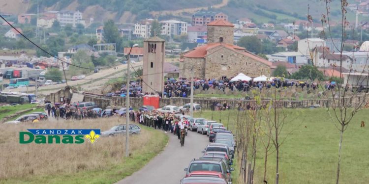 Tragičan Ispraćaj: Sahrana Porodice Lazović u Novom Pazaru. U Pazaru dan žalosti u Kraljevu koncert Karleuše