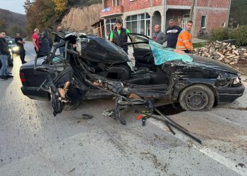 Tutin: Teška nesreća u Kadiluku, auto se zakucalo u parkiran kamion