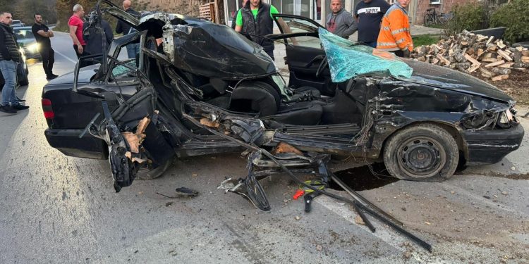 Tutin: Teška nesreća u Kadiluku, auto se zakucalo u parkiran kamion