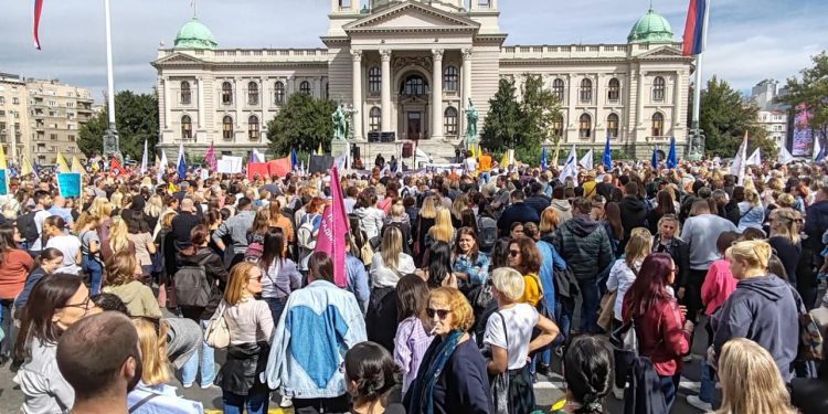 Pregovori Vlade i prosvjetara još uvijek, samo 2 zahtjeva imaju. Kolike su plate nastavnika i vaspitača