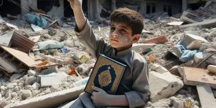 Palestinski dječak sa Kur’anom u ruci i podignutim prstom, dokaz da će Palestina pobjediti i opstati