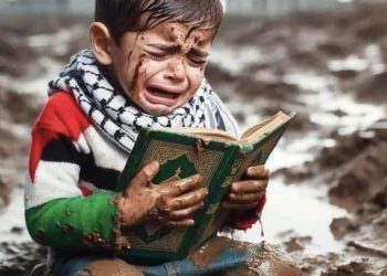 Blato i voda okolo ali Palestinski dječak drži Kur’an u ruci, zna od koga će pomoć doći